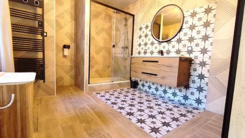 une salle de bain avec une douche, un lavabo et un miroir dans l'établissement Maison Chartrousine nature park, à Saint-Pierre-dʼEntremont