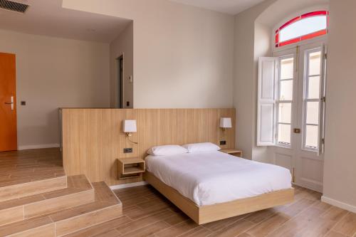 a bedroom with a bed and a window at E7 - Estudio La Orotava in La Orotava
