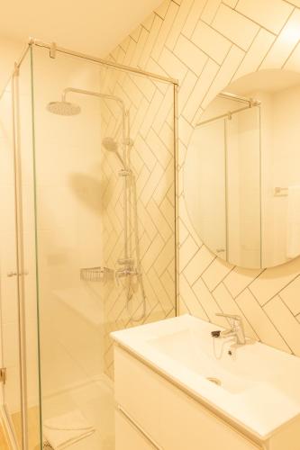 a bathroom with a sink and a shower at E7 - Estudio La Orotava in La Orotava