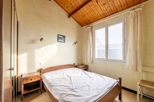 Ce lit se trouve dans un dortoir doté d'une fenêtre et d'un lit sidx sidx. dans l'établissement 43 - Bercement par les vagues, à Pornic