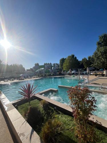 une grande piscine dans un parc bien exposé dans l'établissement Mobil Home 3 chambres, à Ouistreham