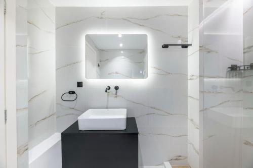 Adorable 2BR Apartment in Neos Kosmos by UPSTREET