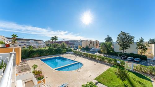 Design Top Floor With Balcony & Pool