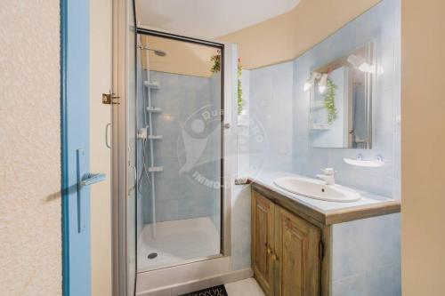 une salle de bain avec douche et lavabo dans l'établissement AS20399 - P2 centre ville avec parking privatif dans une résidence à 150m de la plage, au Grau-du-Roi