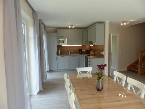 a dining room and kitchen with a table and chairs at Ferienhaus Sonnenzauber 2 in Walsrode