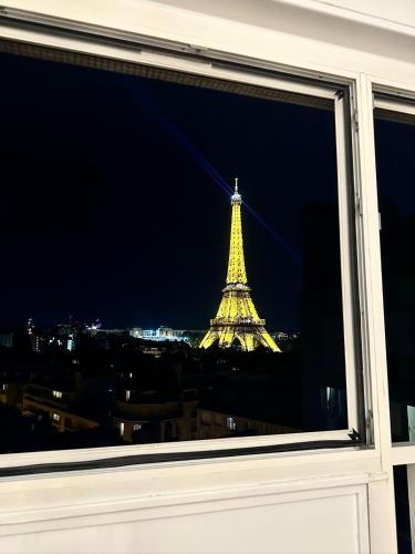 Photo de la galerie de l'établissement The Eiffel Tower Residence - A Luxurious Apartment With Breathtaking Views of The Eiffel Tower, à Paris
