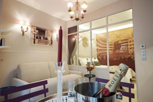 un petit salon avec une table et un canapé dans l'établissement Palais royal apartment, à Paris