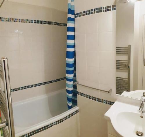 une salle de bain avec une baignoire, un lavabo et une douche dans l'établissement Courchevel Moriond 1650 - 2 Bedrooms - Sleeps 8, à Courchevel