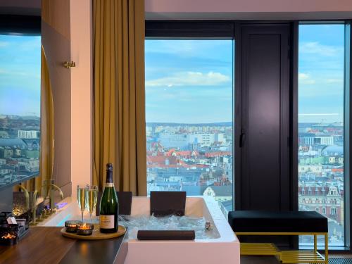 Foto URBAN APARTMENTS Golden Royal, JACUZZI by the window, Chilled Prosecco, PS5 - Free Garage 6