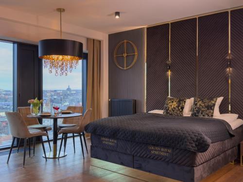 Foto URBAN APARTMENTS Golden Royal, JACUZZI by the window, Chilled Prosecco, PS5 - Free Garage 4