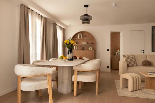 un salon avec une table, des chaises et un canapé dans l'établissement Elegant flat - 3BR-8P- Canal Saint-Martin, à Paris