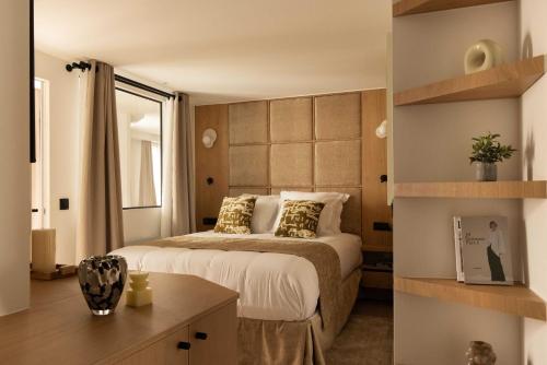 une chambre avec un lit, un bureau et une fenêtre dans l'établissement Elegant flat - 3BR-8P- Canal Saint-Martin, à Paris