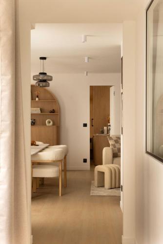 un salon avec une table et une chambre dans l'établissement Elegant flat - 3BR-8P- Canal Saint-Martin, à Paris