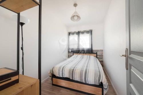 une petite chambre avec un lit dans une pièce dans l'établissement AS18069 - P3 Vue Mer exceptionnelle , sur la plage à 2 pas du Centre Ville, au Grau-du-Roi