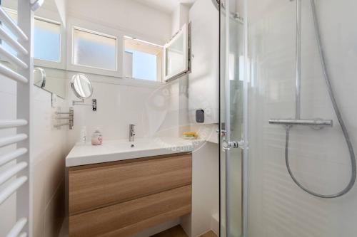 une salle de bain avec un lavabo et une douche dans l'établissement AS18069 - P3 Vue Mer exceptionnelle , sur la plage à 2 pas du Centre Ville, au Grau-du-Roi
