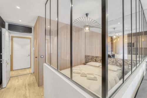 - une chambre avec un lit en verre dans l'établissement Hypercentre Studio East à 2minutes du Palais des Festivals, à Cannes
