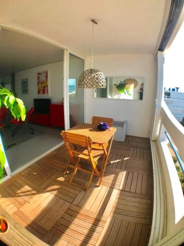 un salon avec une table en bois et un canapé dans l'établissement AS13993- P2 Vue mer avec piscine direct sur plage, au Grau-du-Roi