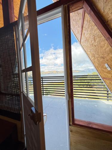 an open door with a view of the ocean at Chalet-Familiar Tota, full-equipado! CLIMATIZADO! in Tota