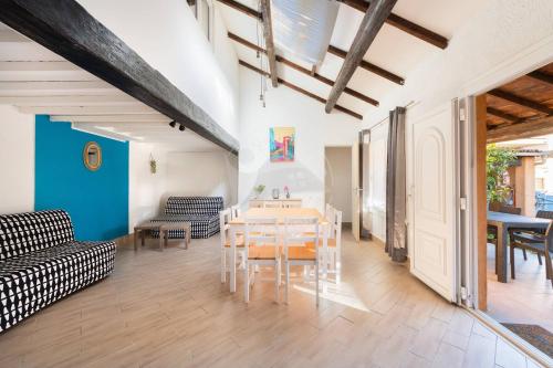 un salon avec une table et des chaises dans l'établissement AS19011- P2 climatisé avec wifi proche de la plage, au Grau-du-Roi