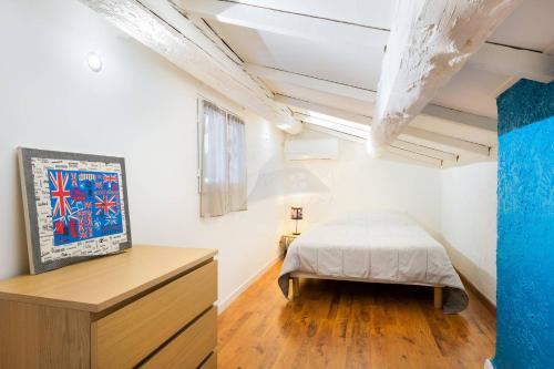 une chambre avec un lit et une commode en bois dans l'établissement AS19011- P2 climatisé avec wifi proche de la plage, au Grau-du-Roi