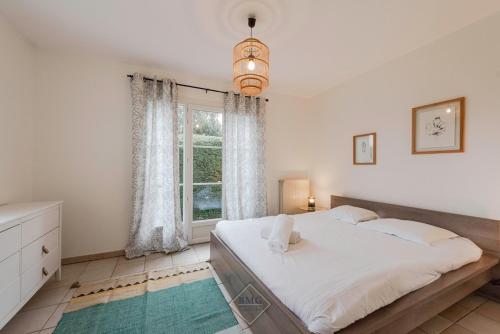 une chambre avec un grand lit et une fenêtre dans l'établissement Villa Vergers Disneyland BMYGUEST, à Serris