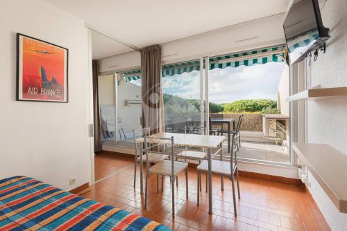 Photo de la galerie de l'établissement AS4273 - P2 cabine avec jolie vue Port avec piscine, au Grau-du-Roi