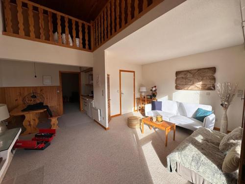 un salon avec un canapé blanc et une table dans l'établissement Auron, steps from central square, à Auron