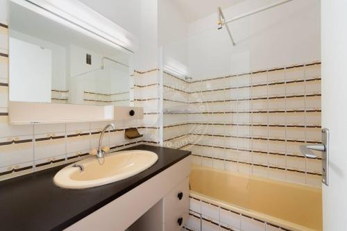 une salle de bain avec un lavabo et un miroir dans l'établissement AS11677 - Marina de type p3 avec parking privé et appontement, au Grau-du-Roi