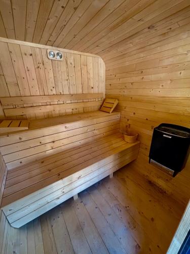 a wooden sauna with a bench in a room at Pensiunea Casa Motului in Arieşeni