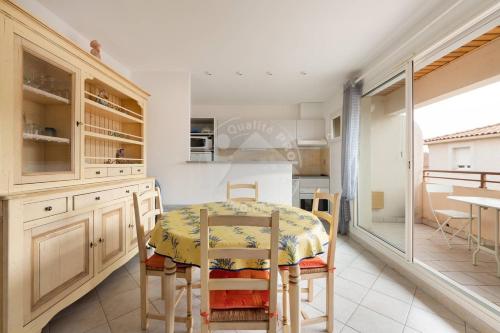 - une cuisine avec une table, une table et des chaises dans l'établissement AS14627 - P3 au coeur du Centre Ville avec parking privé, au Grau-du-Roi