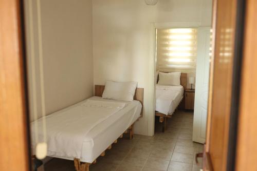 a small room with two beds and a window at Sahil Evim Pansiyon in Unye