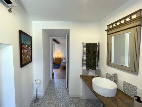 a bathroom with a large sink and a mirror at Casa do Paço in Paredes de Coura