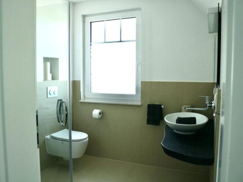 Koupelna v ubytování Yvette 1 - Idyllisches Ferienhaus - Ihr Platz für Erholung in Zingst