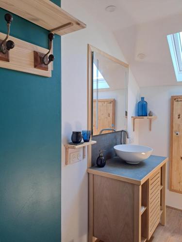 une cuisine avec un évier et un réfrigérateur blanc dans l'établissement Maison vue sur lac en moyenne montagne, à Pradelles-Cabardès