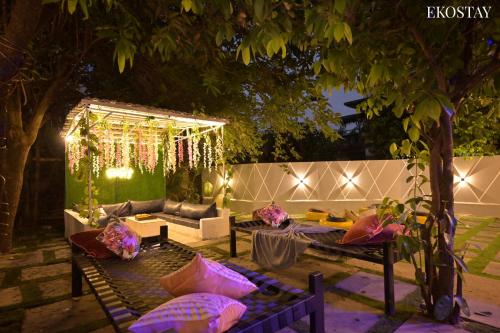 taras z kanapą i altaną nocą w obiekcie EKOSTAY - Hill View Villa w mieście Lonavla