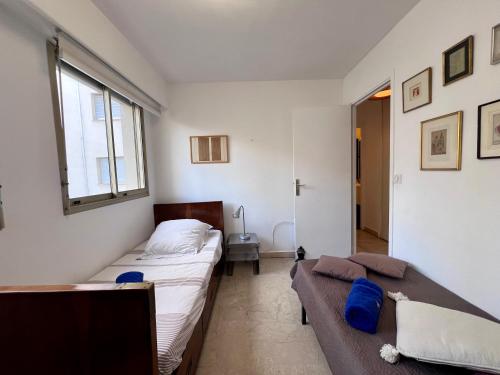 une chambre avec deux lits et une fenêtre dans l'établissement Appartement 2 Chambres, en bord de Mer, à Toulon