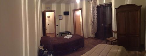 a living room with a purple couch and a door at Piccola Dimora Villa Candido in Stilo