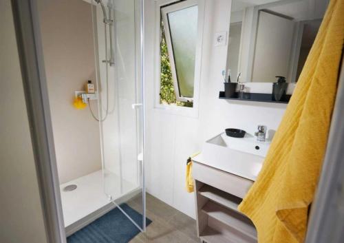 une salle de bain avec douche et lavabo dans l'établissement Camping - Parc aquatique - ccagehb, à Saint-Michel-Chef-Chef