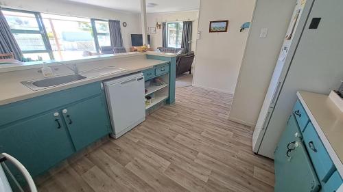 Η κουζίνα ή μικρή κουζίνα στο Room for The Family - Bowentown Bach