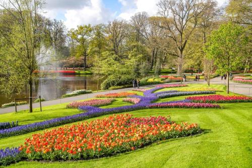 a circular garden with flowers in a park at Surla Houseboat "De Albatros" in Monnickendam Tender included in Monnickendam