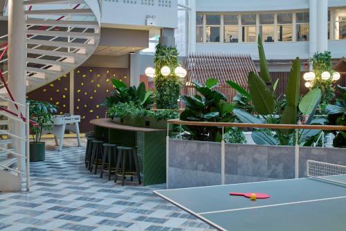 Stolní tenis v ubytování Scandic Södra Kajen nebo okolí