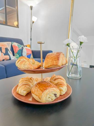 - deux assiettes de croissants et de viennoiseries sur une table dans l'établissement L'écrin d'Ivry, à Ivry-sur-Seine