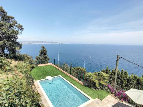 une piscine avec vue sur l'océan dans l'établissement Sur les hauteurs de Théoule villa avec une magnifique vue mer, à Théoule-sur-Mer