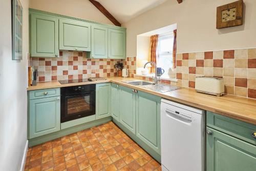 Dapur atau dapur kecil di Host & Stay - The Old Granary