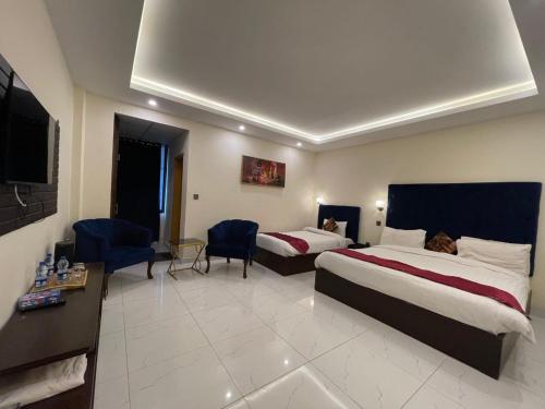 Royal Luxus في Nathia Gali: غرفة فندقية بسريرين وتلفزيون