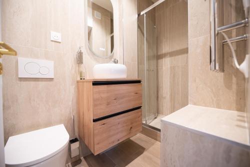 une salle de bain avec toilettes, lavabo et douche dans l'établissement CIA - Studio de l'Étoile, à Paris