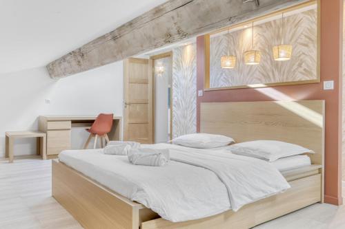 une chambre avec un grand lit et un bureau dans l'établissement F3 rue Maréchal Foch, Hypercentre à 2 minutes du Palais des festivals, à Cannes