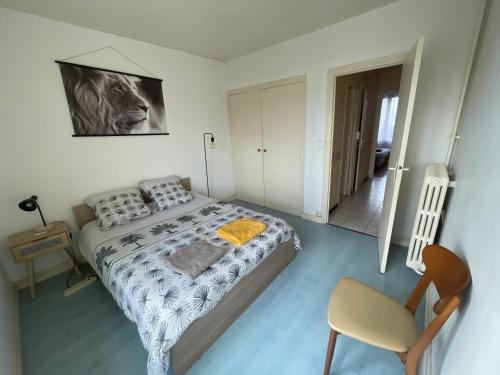 Ένα ή περισσότερα κρεβάτια σε δωμάτιο στο Appartement spacieux à 2km du circuit, proche tram, circuit à 8 en tram