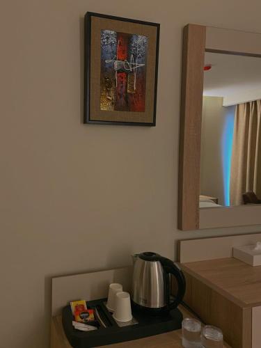 Utensilios para hacer té y café en Aysel Hotel