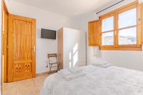 Ένα ή περισσότερα κρεβάτια σε δωμάτιο στο RentitSpain Casa Picena Senderismo y Montaña